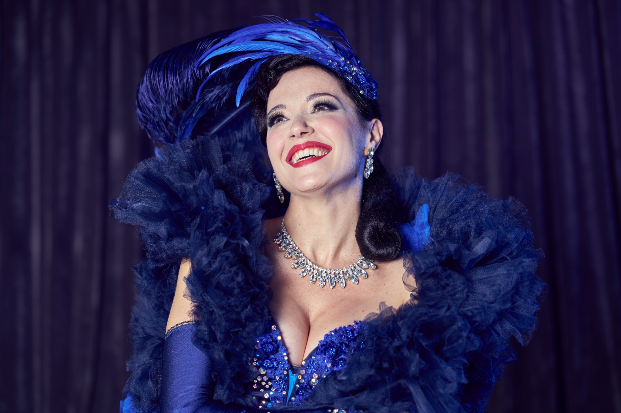 Performer burlesque in costume blu